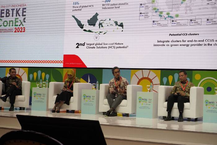  Chief Executive Officer Pertamina NRE, Dannif Danusaputro menyampaikan pengembangan hidrogen bersih dalam Forum EBTKE Conex, Rabu (12/7). (Foto: Dok. PNRE)