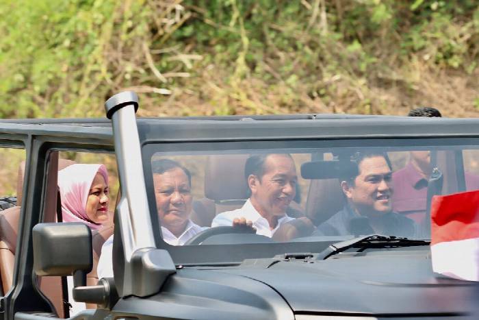 Menteri Pertahanan Prabowo Subianto, Menteri BUMN Erick Thohir, dan Presiden Joko Widodo beserta istri saat datangi PT Pindad – Turen, Malang, Jawa Timur, Senin (24/7/23). (Foto: Instagram/prabowo)