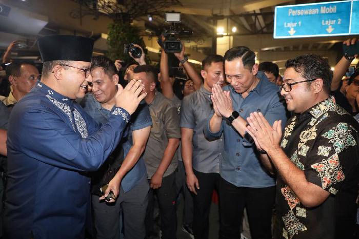  Anies Baswedan (kanan) dan keluarga tiba di Bandara Soekarno-Hatta, Tangerang, Rabu (12/7/23). (Foto: Instagram/agusyudhoyono)