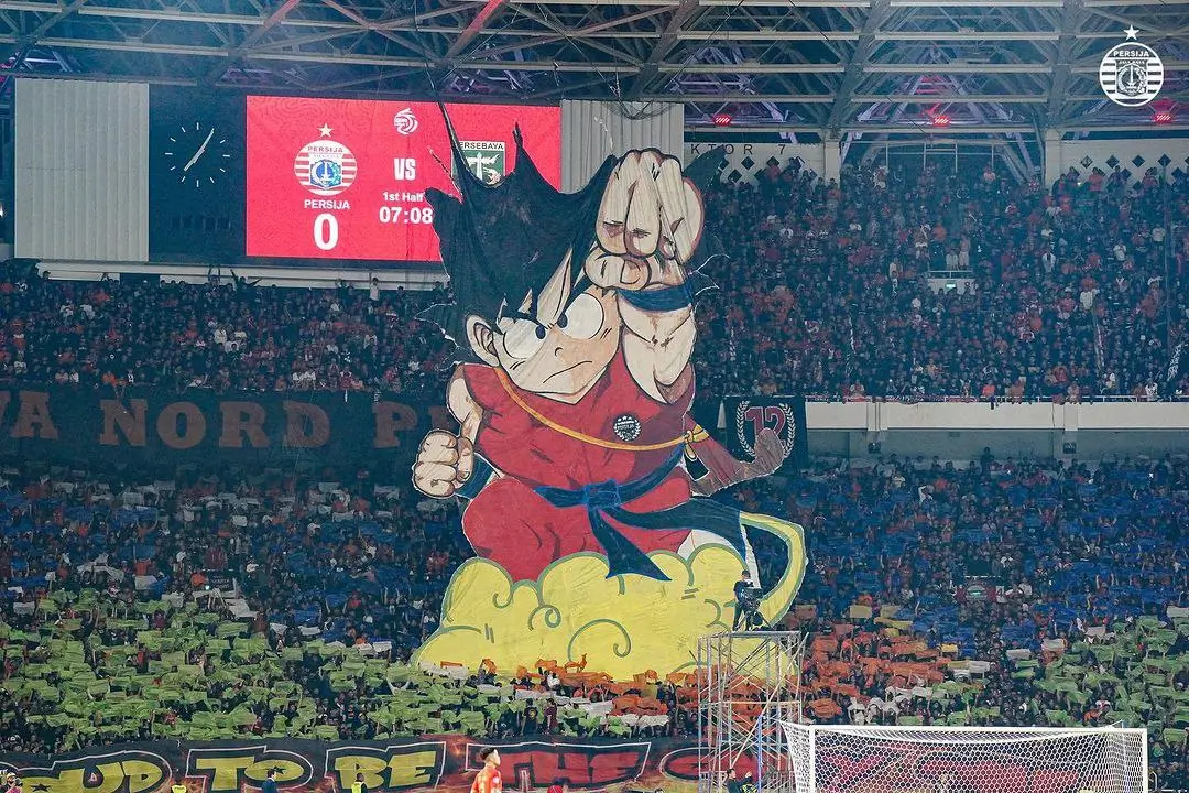 Jakmania memunculkan koreografi raksasa bergambar Son Goku dalam serial kartun Dragon Ball pada pertandingan melawan Persebaya. Foto: Instagram Persija