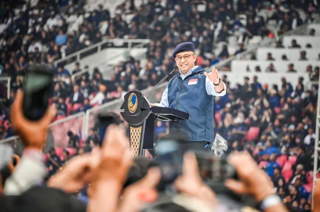 Calon presiden usungan KPP Anies Baswedan saat hadiri Apel Siaga Perubahan Partai NasDem di SUGBK Senayan, Jakarta, Minggu (16/7). (Foto: Instagram/aniesbaswedan)
