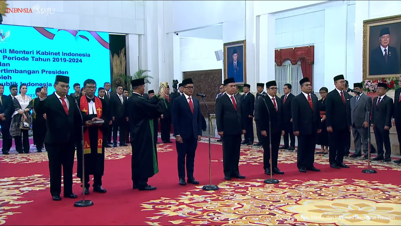  Proses pelantikan menteri dan wakil menteri di Istana Negara, Jakarta, Senin (17/7/23). (Foto: Tangkapan layar YouTube/Sekretariat Presiden)