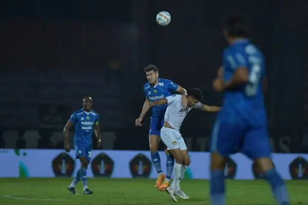 Nick Kuipers saat duel dengan salah satu pemain Persik dalam pertandingan Persib vs Persik di Stadion Brawija, Kediri. Foto: Persib Bandung