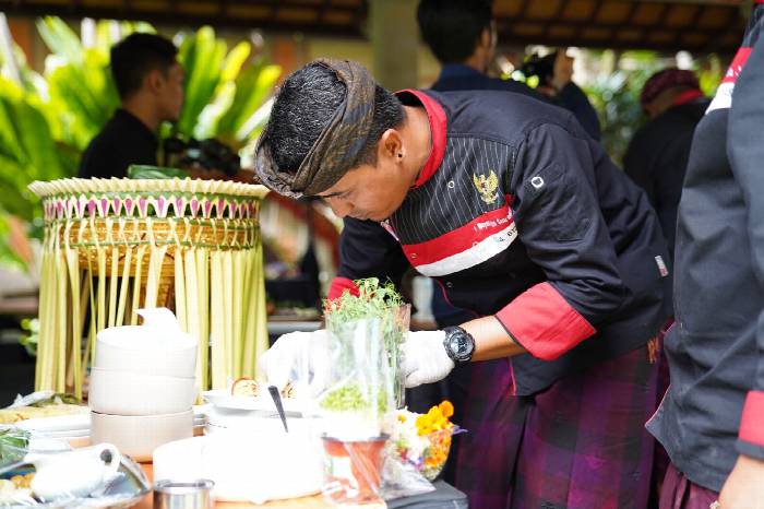  Mempersiapkan hidangan gastronomi. (Foto: kemenparekraf.go.id)