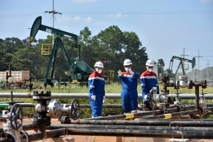  Para Perwira PT Pertamina Hulu Rokan (PHR) sedang melaksanakan aktivitas pekerjaan di sumur Migas WK Rokan untuk mendukung ketahanan energi nasional. (Foto: Dok. PHR)