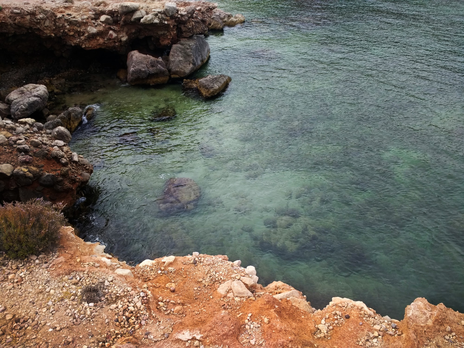  Foto: Pantai Ibiza (freepik.com photo by wirestock)