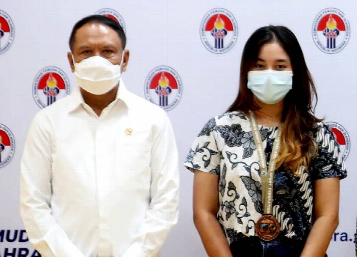  Foto: Atlet menembak putri Indonesia, Vidya Rafika dengan Menteri Pemuda dan Olahraga (Menpora), Zainudin Amali (kemenpora.go.id)
