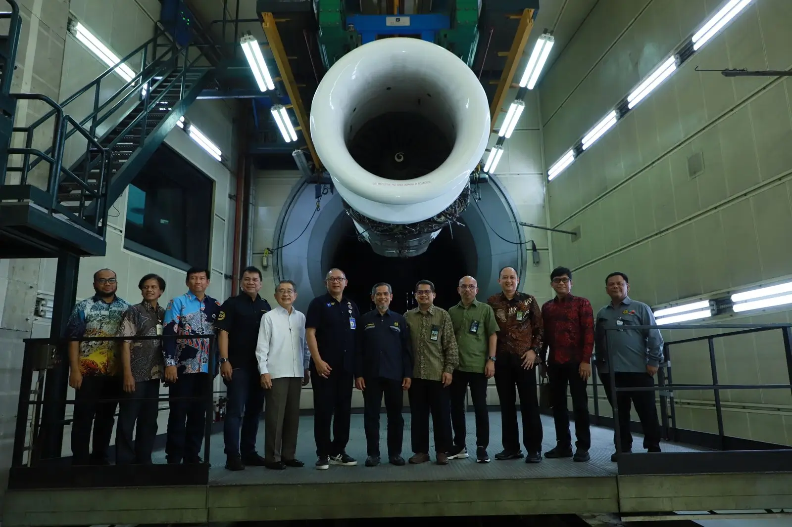 Direktur Bioenergi Kementerian ESDM, Edi Wibowo, Direktur Kelaikudaraan dan Pengoperasian Pesawat Udara (DKPPU), M. Mauludin, Vice President Process & Facility PT Kilang Pertamina Internasional (KPI), Arief Budiyanto melakukan pengecekan ke lokasi uji tes bio avtur dalam acara 2023 Bioavtur Testing on Engine Test Cell of GMF Asia yang diselenggarak