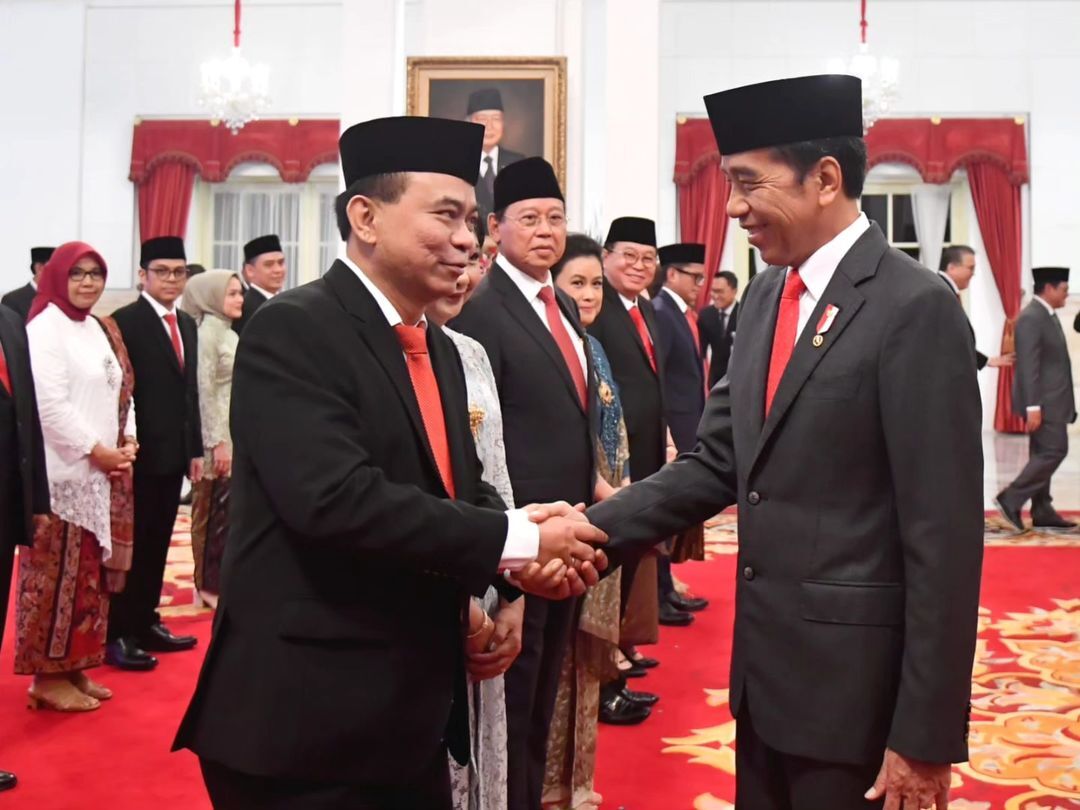  Presiden RI Joko Widodo (kanan) bersama Menkominfo Budi Arie Setiadi saat pelantikan di Istana Negara, Jakarta, Senin (17/7/23). (Foto: Instagram/jokowi)