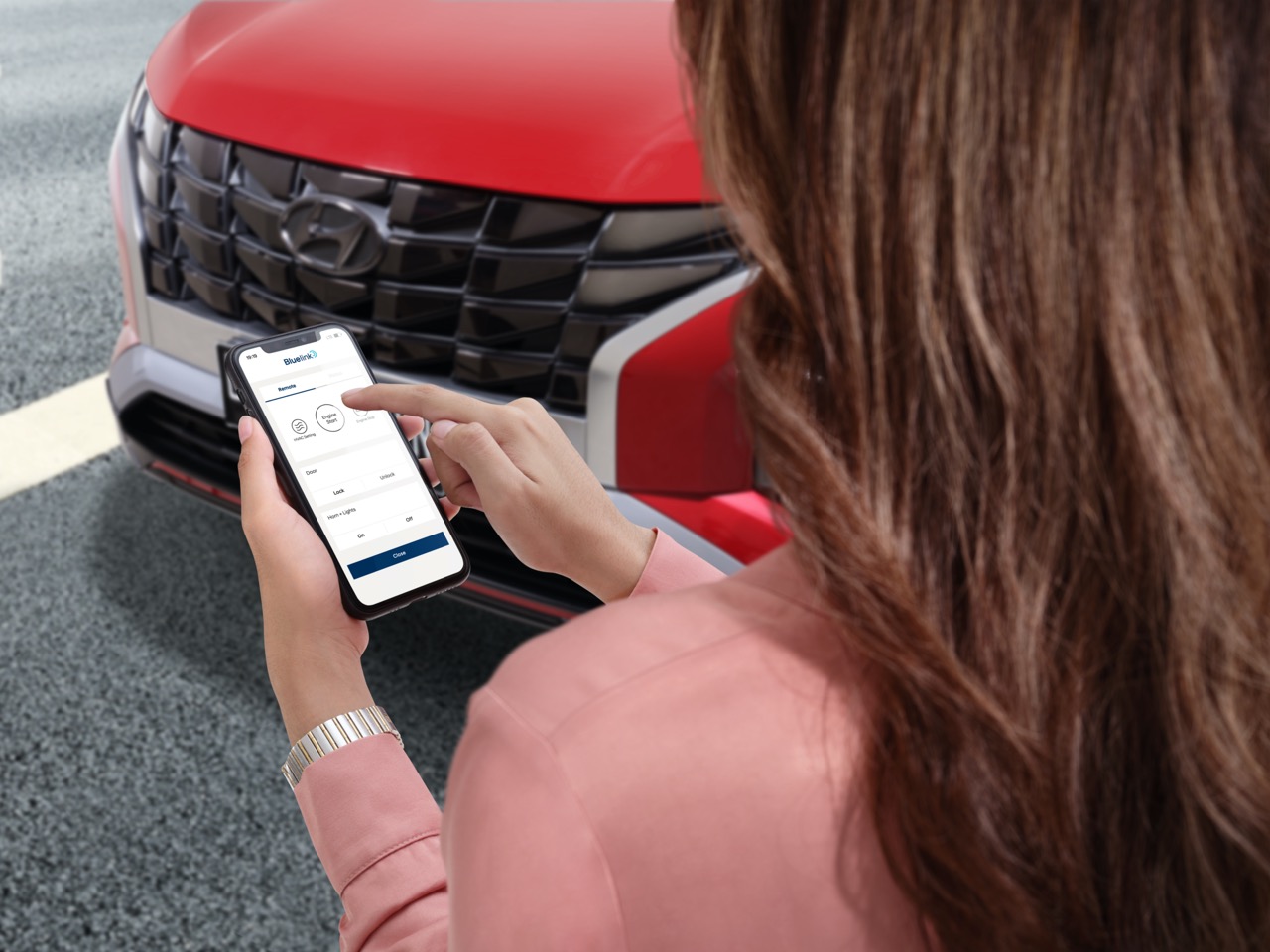 Ilustrasi menggunakan fitur canggih pada mobil kekinian melalui smartphone. (Foto: dok. Hyundai)