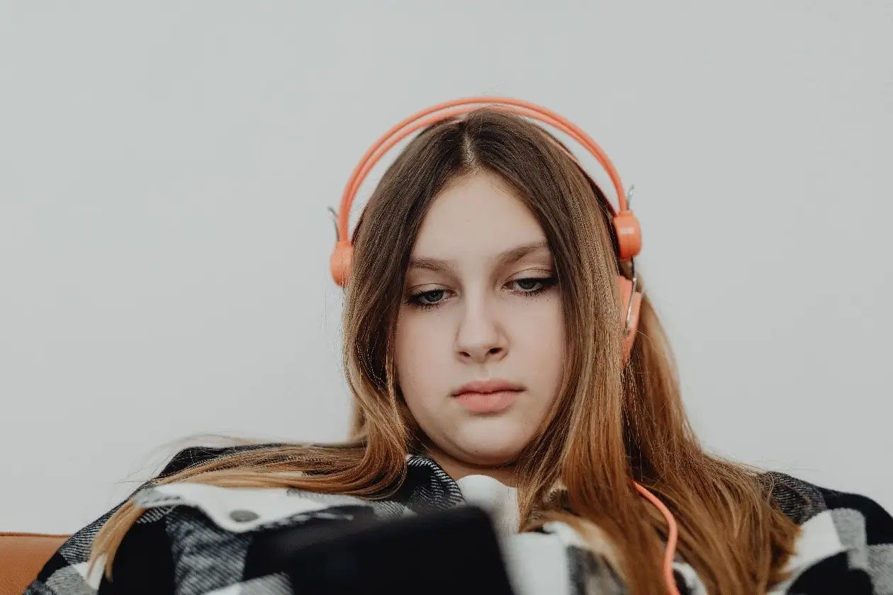 Ilustrasi mendengarkan musik untuk meredakan stres. (Foto: pexels/Karolina Grabowska)