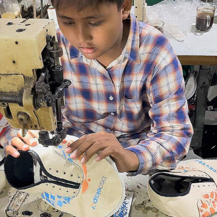 Eren dan Rivan  Kakak Beradik Pembuat Sepatu Unik dari Bahan Bekas