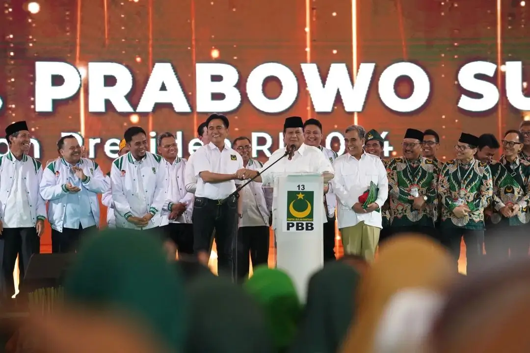 Ketua Umum PBB Yusril Ihza Mahendra berjabat tangan dengan Ketua Umum Partai Gerindra Prabowo Subianto di acara Milad Ke-25 PBB dan Deklarasi Prabowo Capres RI 2024 di ICE, Kabupaten Tangerang, Minggu (30/7/23). (Foto: Instagram/partaibulanbintang.official)