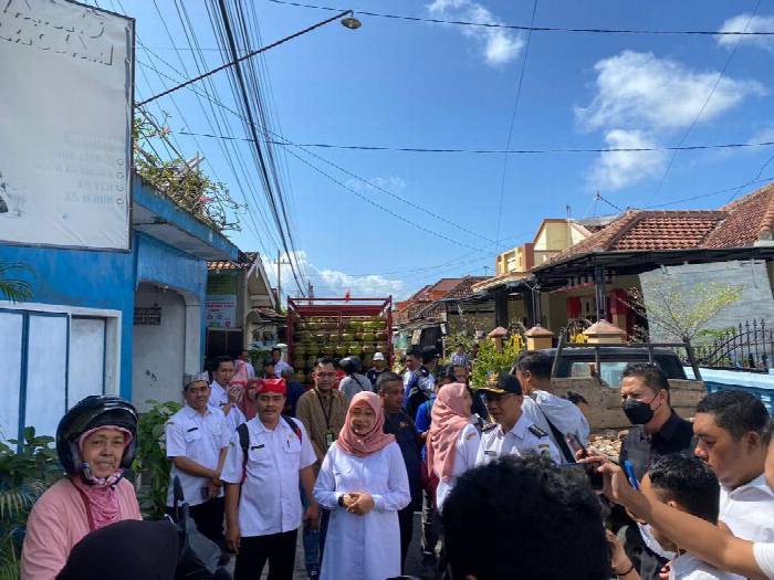 Bupati Banyuwangi saat melakukan sidak ke  Pangkalan LPG Pasar Berlian Kel Keputih Banyuwangi. (Foto: Istimewa)