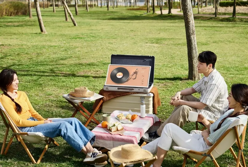 LG StanbyMe Go  Tablet 27 Inch yang Menyatu dengan Koper
