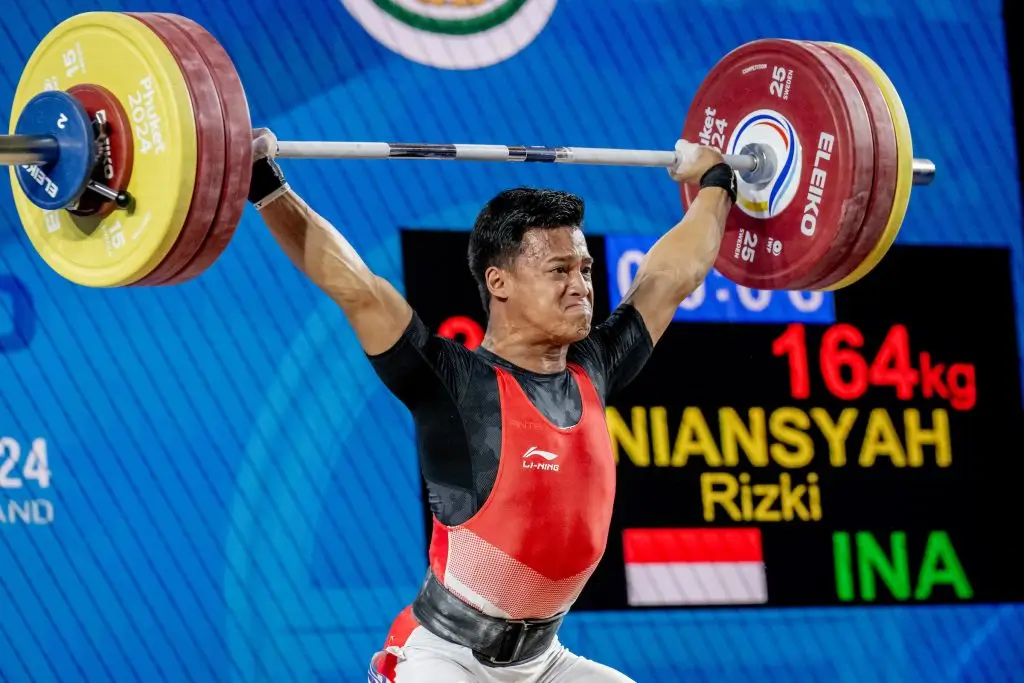 Pecahkan Rekor Dunia  Atlet Angkat Besi Rizki Juniansyah Lolos ke Olimpiade Paris 2024