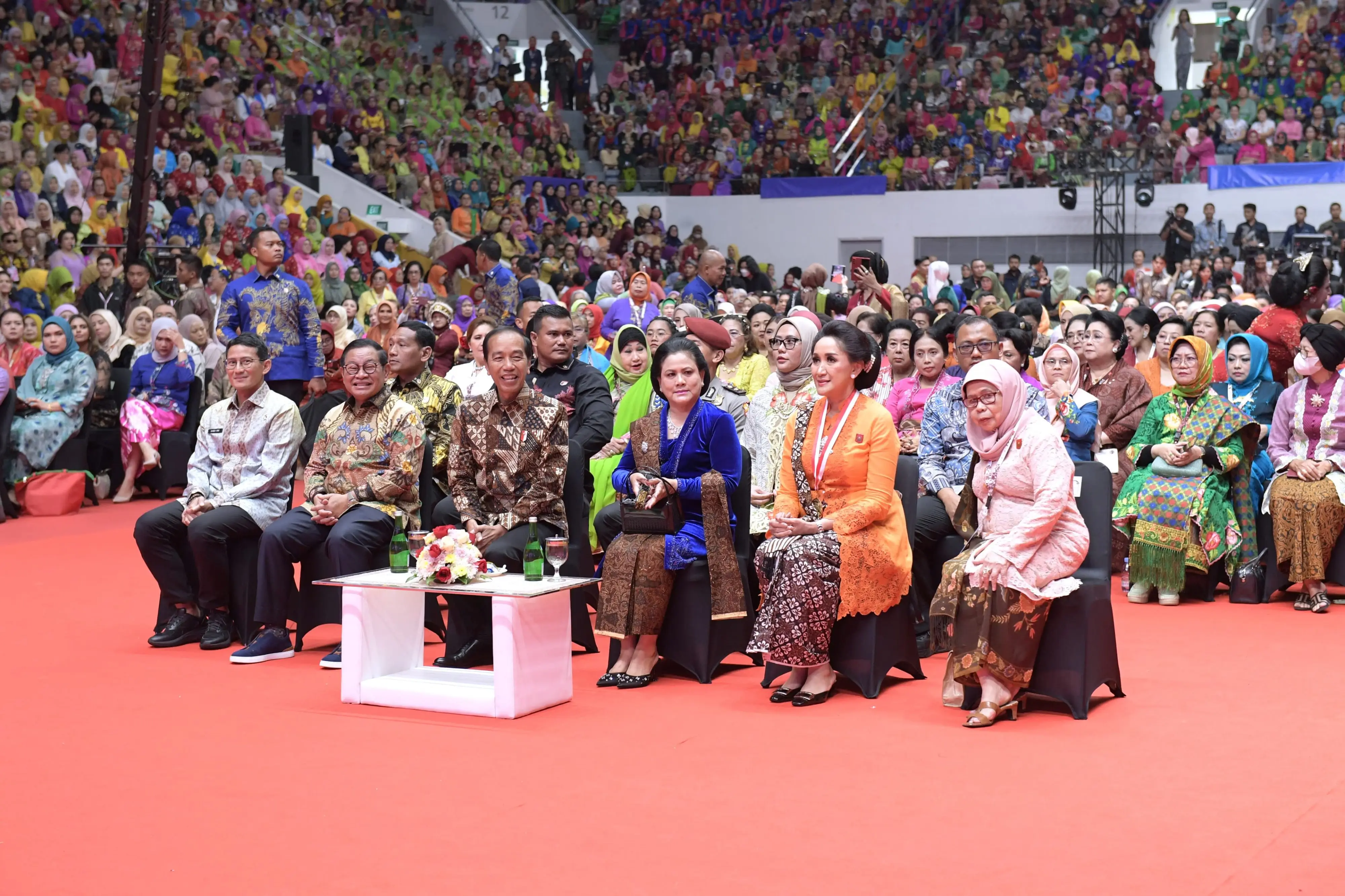 Perdana   9 250 Perempuan Berkebaya  Rayakan Hari Kebaya Nasional  di Senayan Jakarta