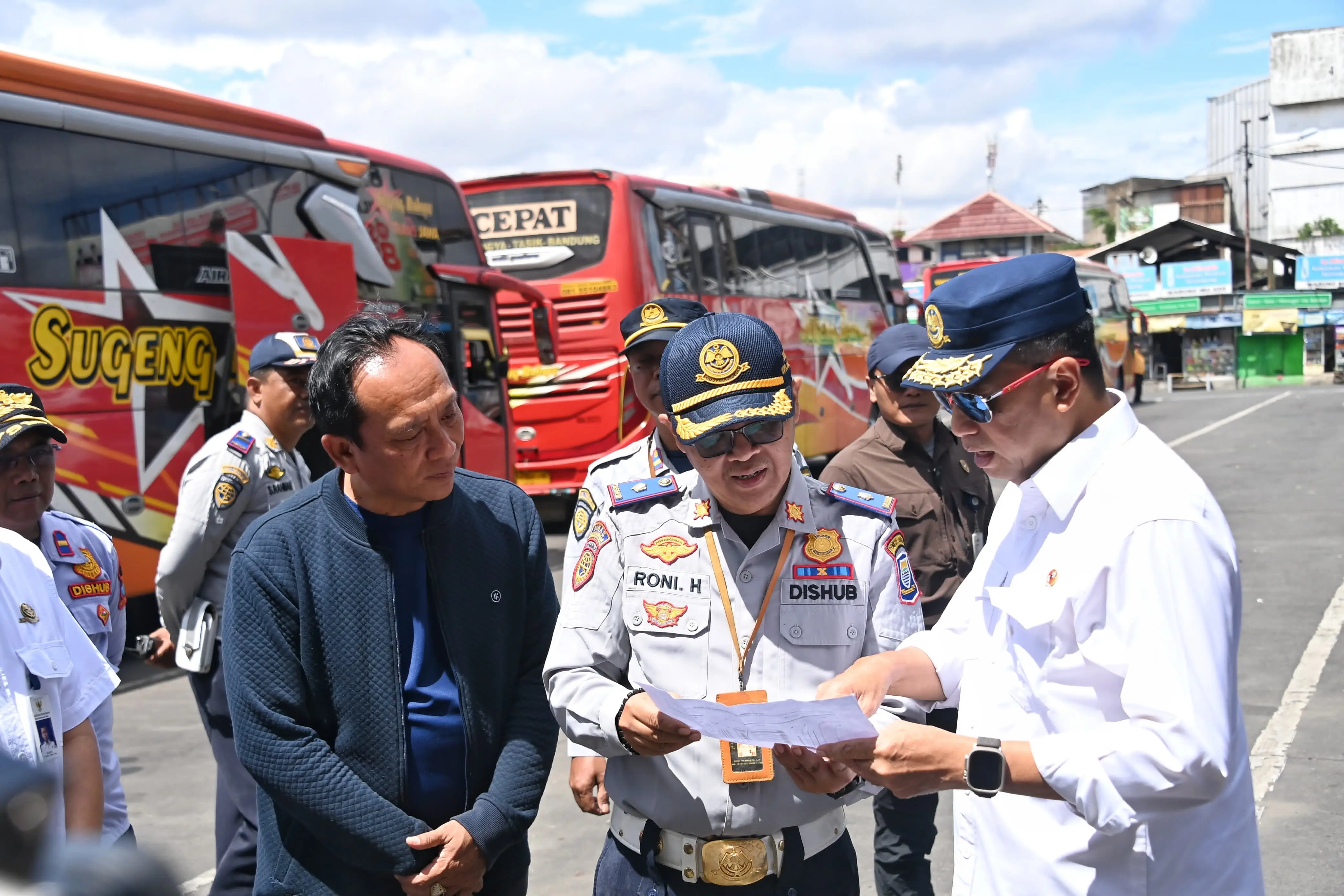 Foto: Menteri Perhubungan Budi Karya Sumadi meninjau Terminal Tipe A Cicaheum, Bandung (dephub.go.id)