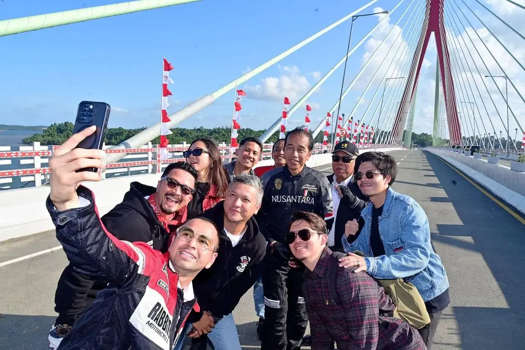 Presiden Joko Widodo berfoto bersama para influencer. (Foto: Instagram/jokowi)
