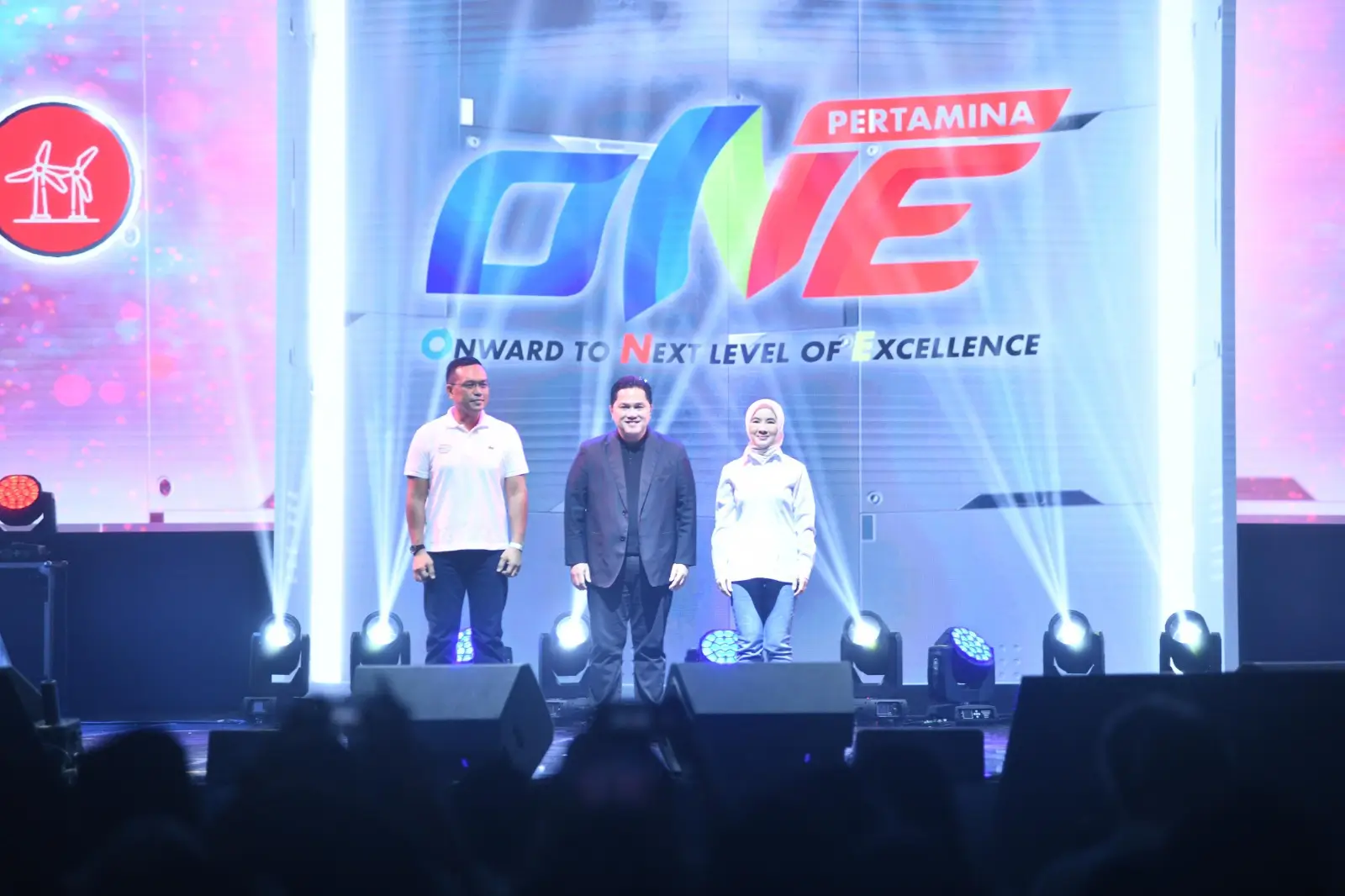 JAKARTA - Menteri BUMN Erick Thohir, Komisaris Utama Pertamina Simon Aloysius Mantiri dan Direktur Utama Pertamina Nicke Widyawati berfoto bersama pada acara Perayaan 4 Tahun Pertamina AKHLAK Fest 2024 di Istora Senayan, Selasa (9/7/2024). (Foto: Dok. Pertamina)