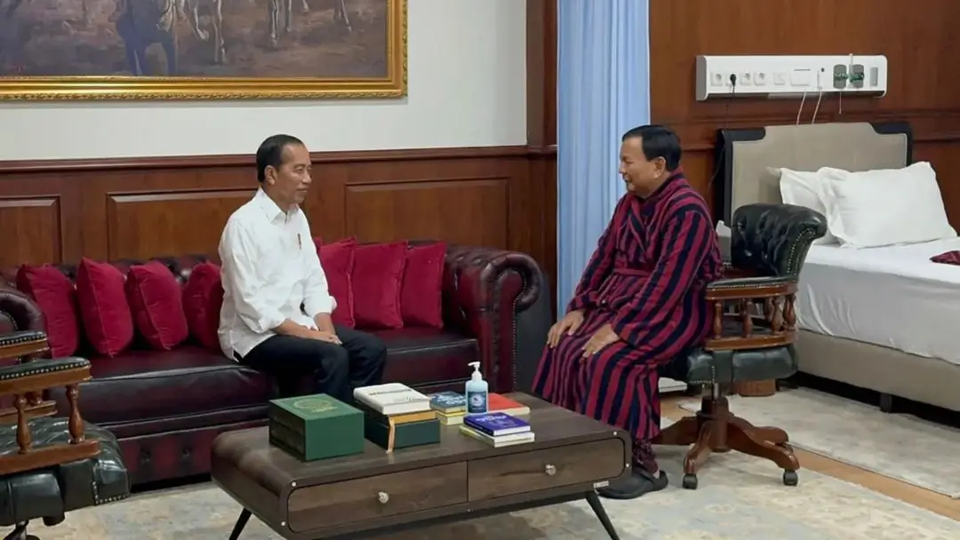 Presiden RI Joko Widodo saat menjenguk Menhan RI Prabowo usai jalani operasi di RSPPN Soedirman, Jakarta. (Foto: Instagram/prabowo)