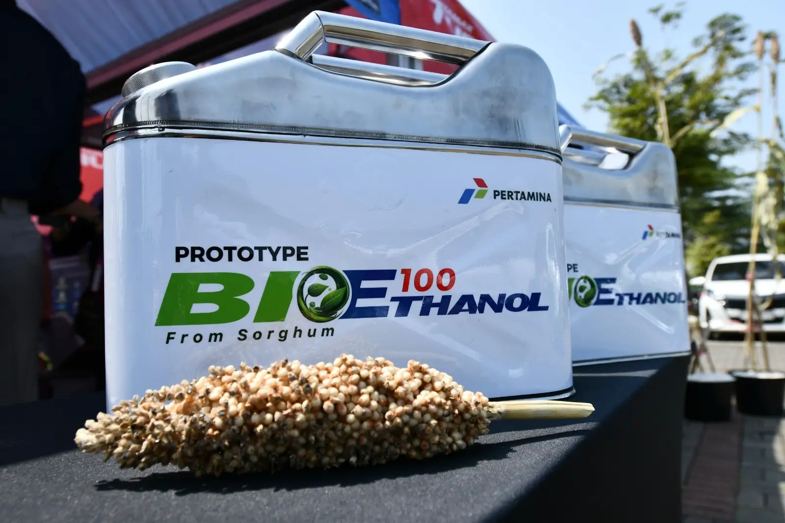 Kemasan Prototype Bioethanol menggunakan bahan dari Sorgum saat acara Pengisian Perdana Bioethanol Sorgum Pertamina & Toyota yang diselenggarakan di ICE BSD, Tangerang pada Rabu (24/7/2024). (Foto: Dok. Pertamina)