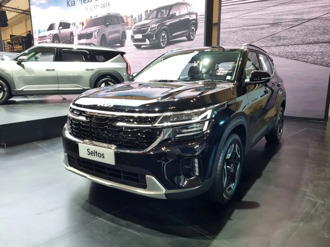 Luncurkan 3 Model Baru Sekaligus di GIIAS 2024  Kia Hadirkan EV9  Carnival Hybrid  dan New Seltos