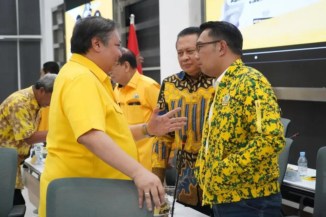 Ridwan Kamil (kanan) berbincang dengan Ketua Umum Partai Golkar, Airlangga Hartarto (kiri) di sela rapat pleno persiapan pelaksanaan Pemilihan Kepala Daerah (Pilkada) Serentak 2024 di Kantor DPP Partai Golkar, Jakarta, Rabu (10/7/24). (Foto: Instagram/golkar.indonesia)