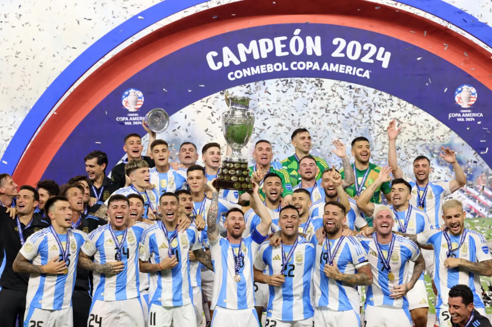 Kapten Timnas Argentina, Lionel Messi, mengangkat trofi juara Copa America 2024 setelah mengalahkan Kolombia dalam partai final yang panas (Foto: Conmebol)