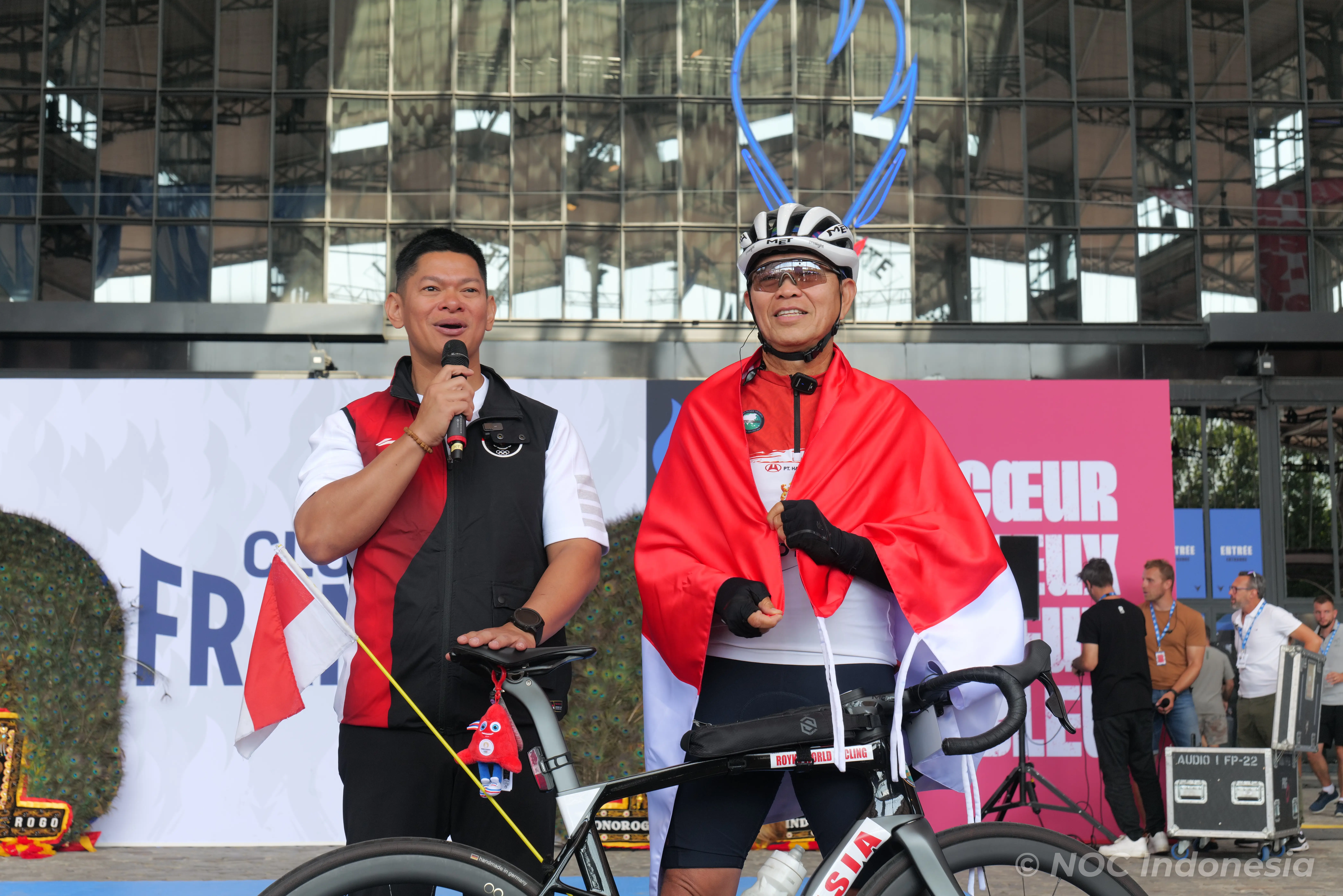 Royke Lumowa bersepeda selama setahun lebih dari Jakarta ke Paris untuk Olimpiade 2024. Foto NOC Indonesia.