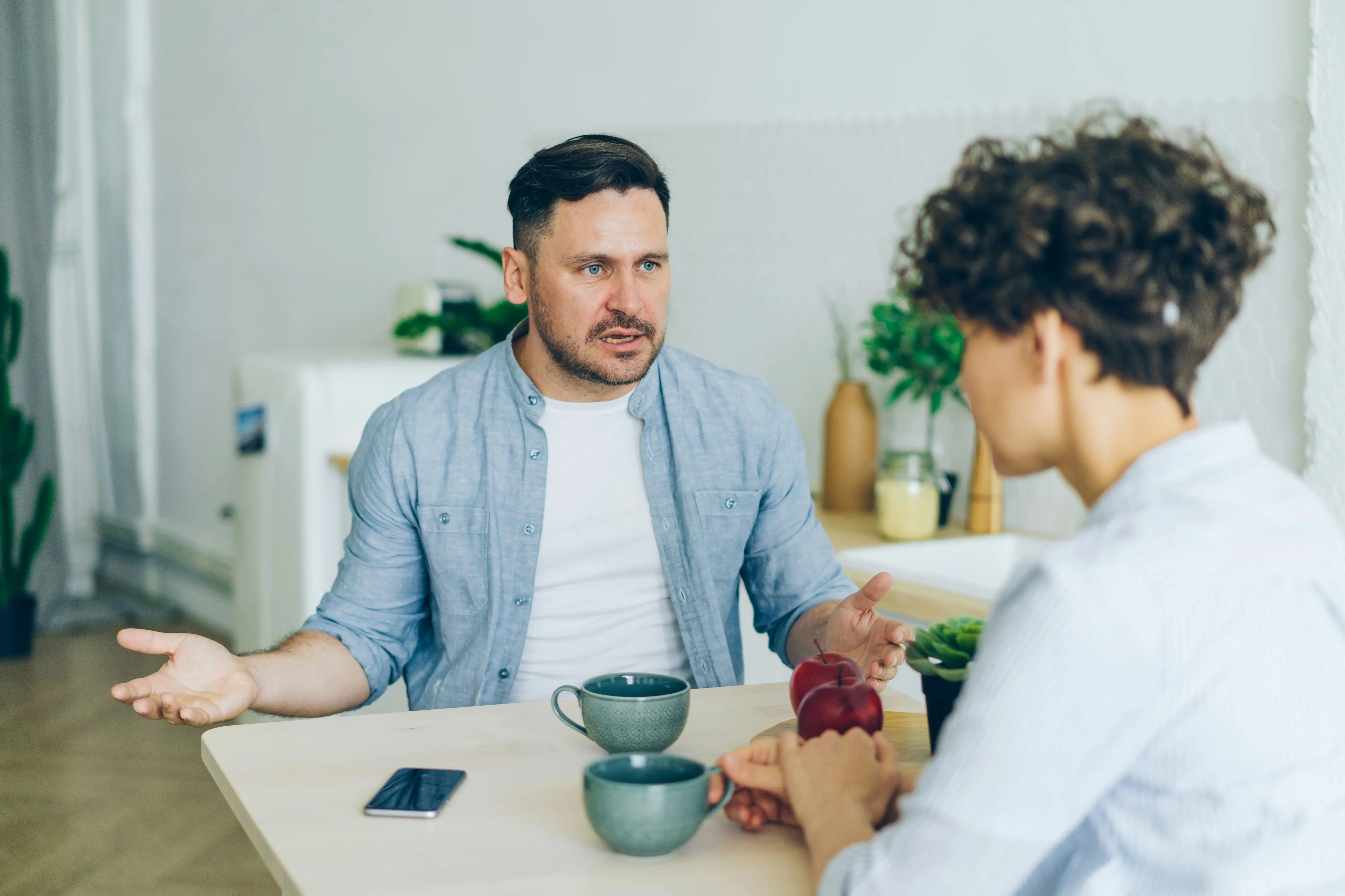 Ilustrasi pasangan sedang berargumen. (Foto: Unsplash/Vitaly Gariev)