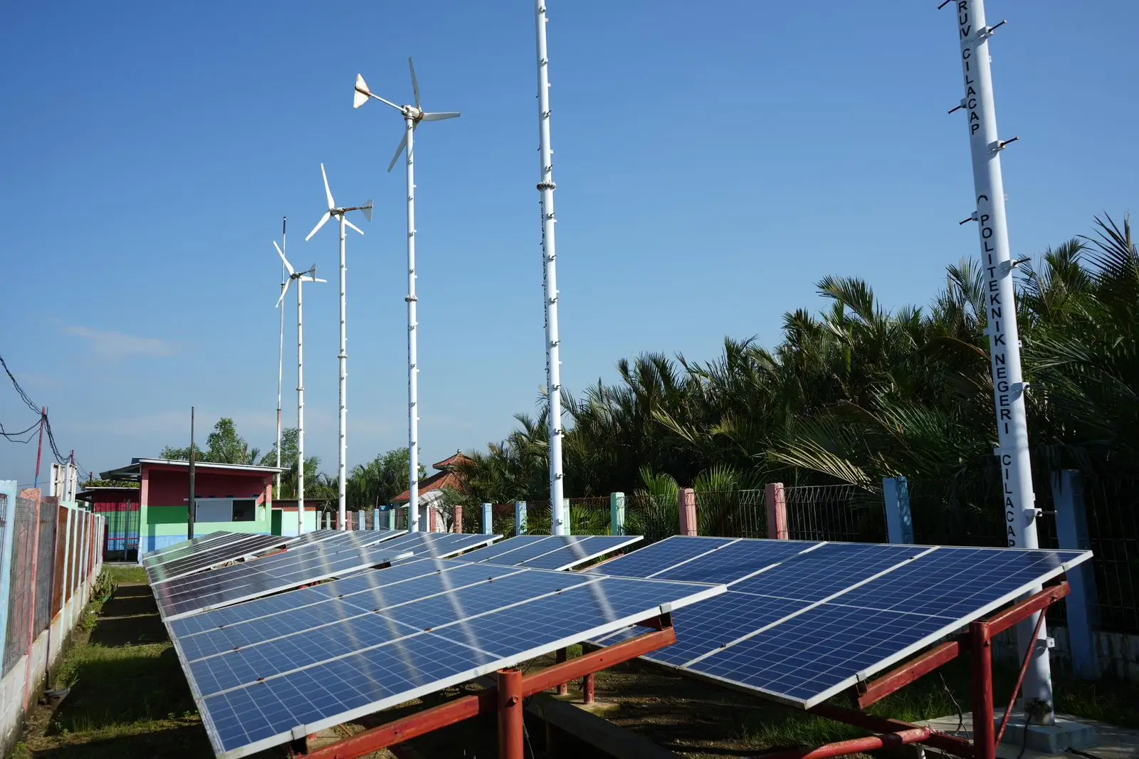 Program DEB di Dusun Bondan, Cilacap merupakan salah satu proyek percontohan inovasi penggunaan energi bersih yang menggabungkan energi dari sel surya dan kincir angin. Dok. Pertamina