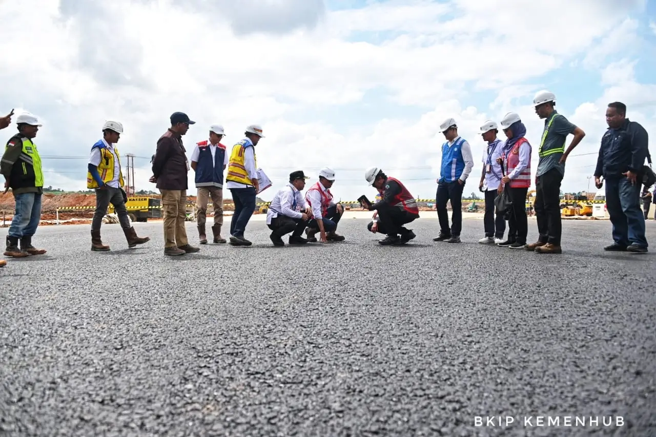 Foto: Menteri Perhubungan Budi Karya Sumadi Meninjau Proyek Pembangunan Bandara Ibu Kota Nusantara (IKN) (dephub.go.id)