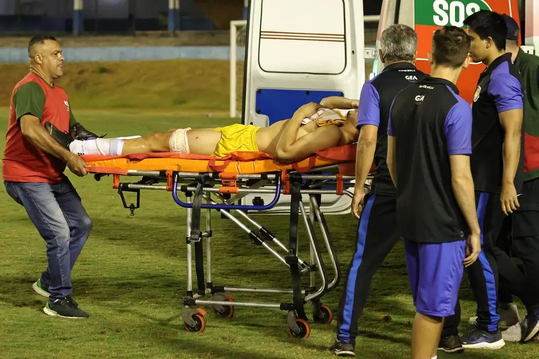 Seorang kiper asal Brasil ditembak dengan peluru karet oleh polisi. Foto Instagram Gremio Anapolis.