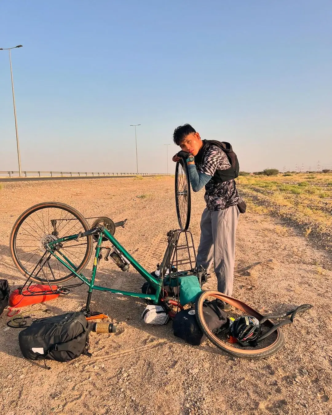 Viral di Media Sosial  Ari Yami Sukses Gowes 12 000 Km dari Indonesia hingga Arab Saudi