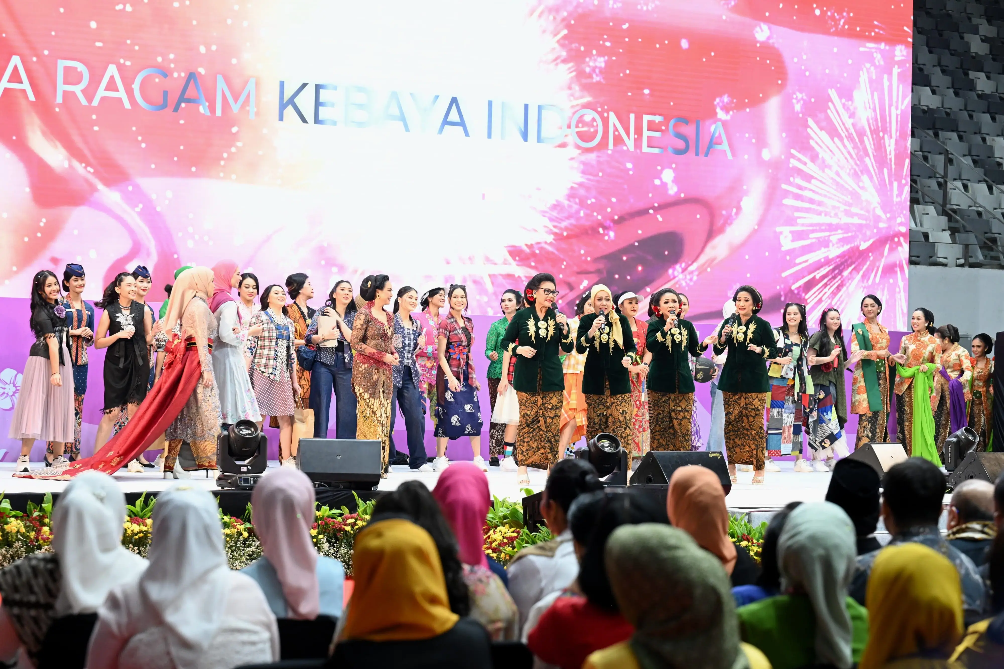 Peringatan Hari Kebaya nasional di Istora, Senayan, Jakarta Pusat, Rabu (24/7) (Foto: BPMI Setpres/Kris)