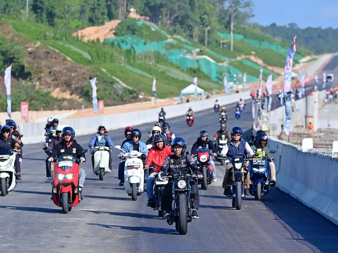Presiden Joko Widodo motoran bersama sejumlah influencer susuri jalan tol menuju IKN, Penajam Paser Utara, Kalimantan Timur pada Minggu (28/7/24). (Foto: Instagram/jokowi)