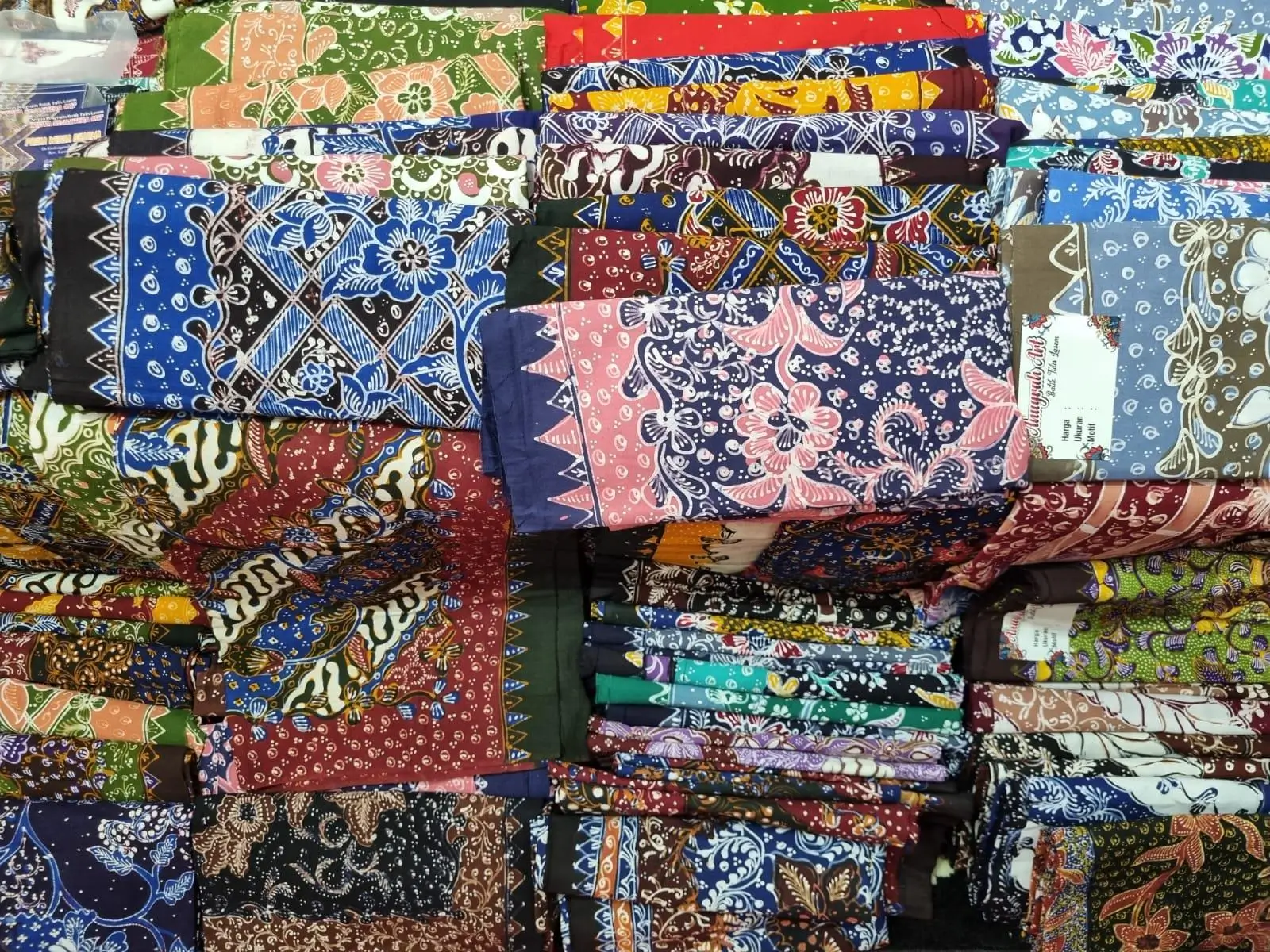Macam motif batik yang beragam. (Foto: dok. ThePhrase.id)