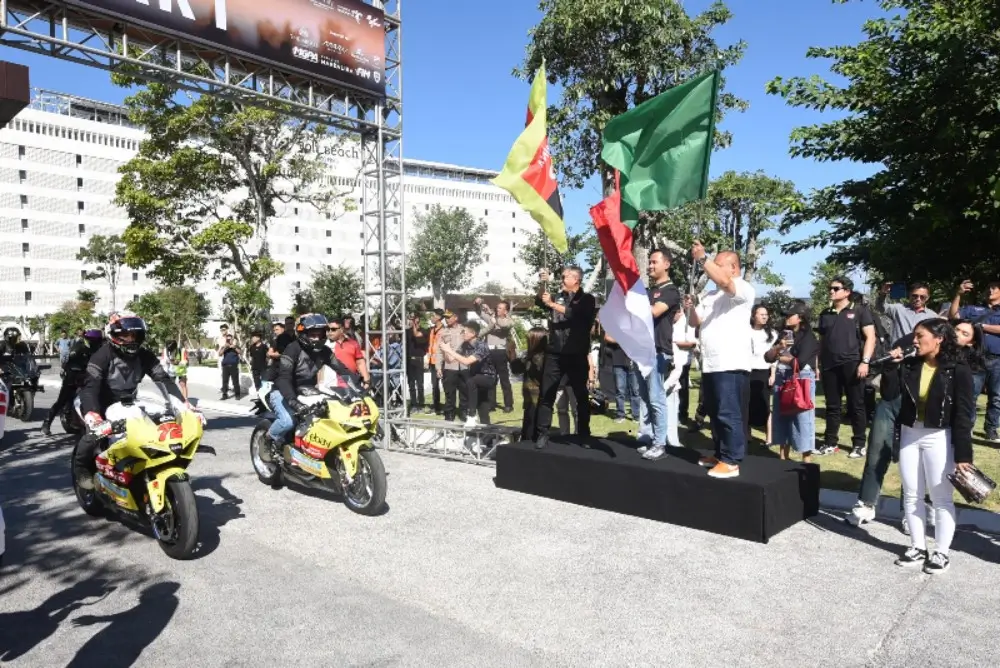 Direktur Utama Pertamina Lubricants Werry Prayogi dan VP Corporate Communication Pertamina Fadjar Djoko Santoso melakukan sesi Flag Off parade motor dua pembalap Pertamina VR46 Racing Team saat acara “Meet & Greet Road To Pertamina Grand Prix of Indonesia 2024”yang diselenggarakan di The Meru, Sanur, Denpasar, Bali pada Sabtu (13/7/2024). (Foto: Do