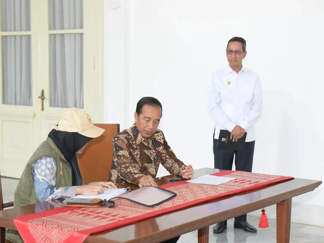 Petugas Pantarlih (kiri) didampingi Kasetpres RI Heru Budi Hartono (kanan) melakukan pencocokan dan penelitian (coklit) data pemilih dalam Pilkada Serentak 2024 terhadap Presiden Joko Widodo (tengah) di Istana Kepresidenan, Jakarta, Rabu (24/7/24). (Foto: Instagram/jokowi)
