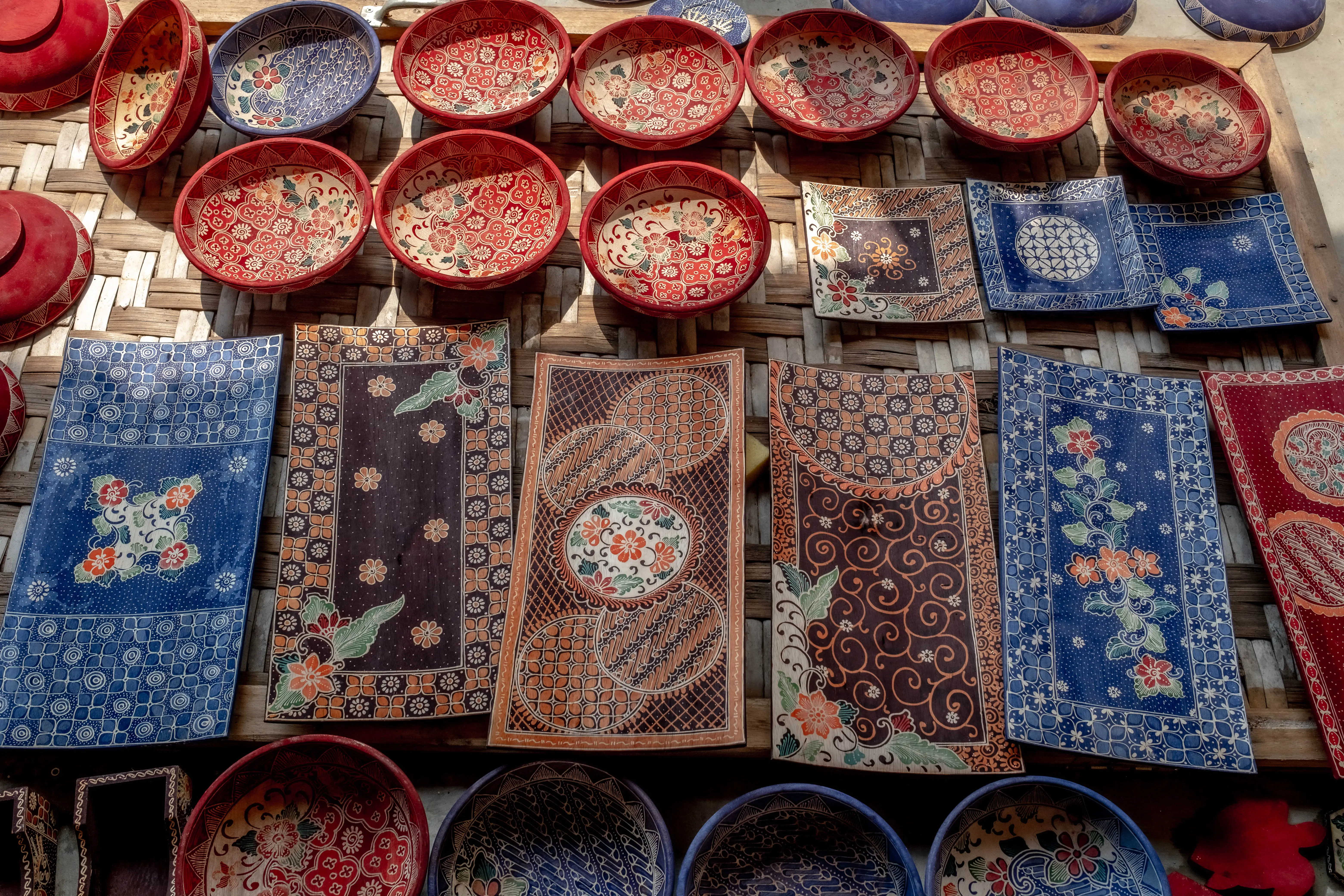 Macam-macam produk batik kayu khas Desa Wisat Krebet. (Foto: wonderfulimages.kemenparekraf.go.id /Azhari Setiawan)