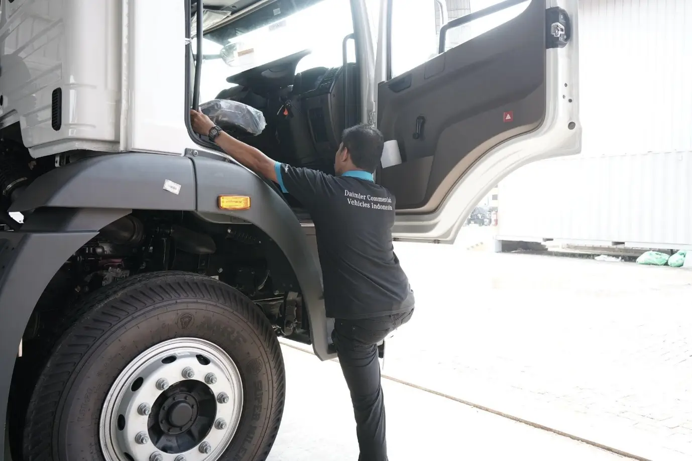 Posisi Berkendara yang Aman  Nyaman  dan Ideal bagi Sopir Truk MHDT ala Daimler Truck