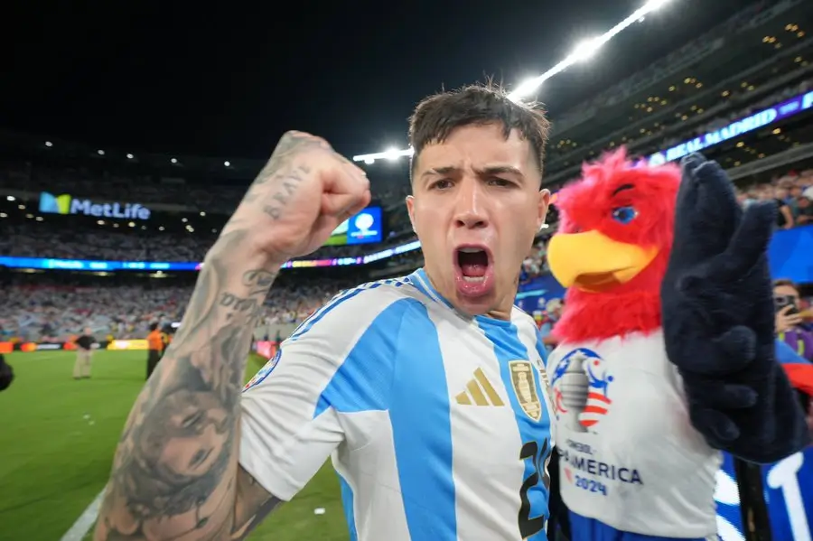 Enzo Fernandez tersandung perkara rasial saat pesta juara Argentina di Copa America 2024 (Foto: X - @enzofernandez)