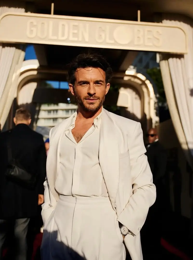 Naik Daun  Jonathan Bailey Raih Kesuksesan Besar Bintangi  Bridgerton    Wicked   hingga  Jurassic World Rebirth 