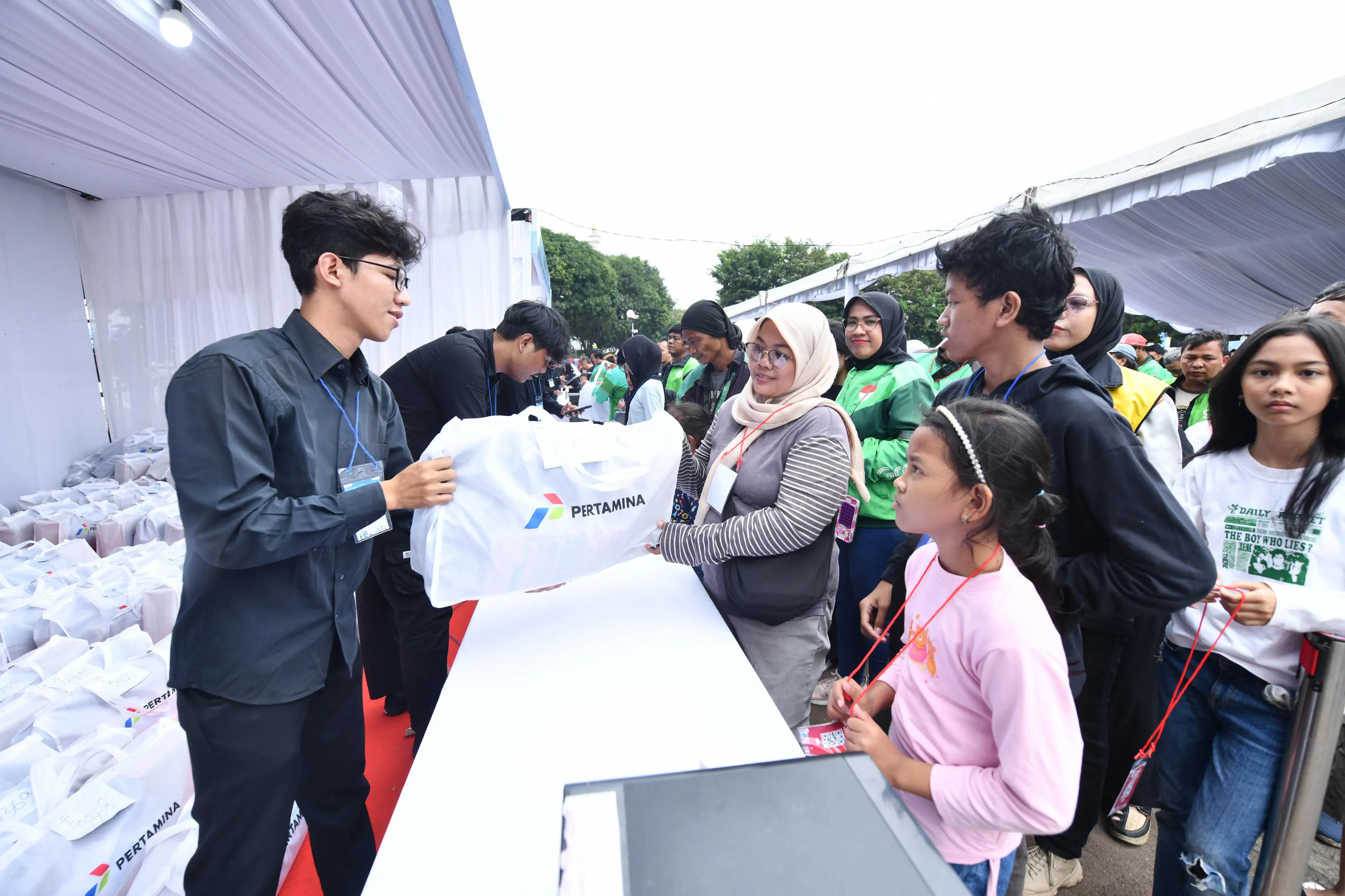 Seribu Senyum Anak Indonesia dari Seribu Seragam Sekolah Bersama Pertamina