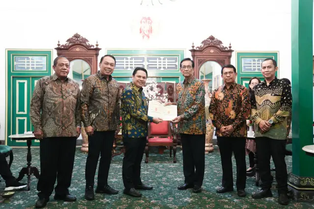 Foto: Sri Sultan Hamengku Buwono X menyerahkan Serat Kekancingan kepada Dirjen Bina Marga Roy Rizali Anwar (dok.Bina Marga)