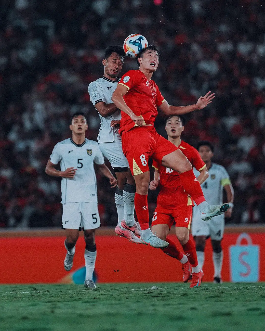 Pemain Indonesia U-23 Robi Darwis (kiri) berduel di Udara dengan pemain Timnas Vietnam U-23 di laga final lawan Piala AFF ASEAN U-23 Championship 2025. (29/7). Foto: X Erick Thohir