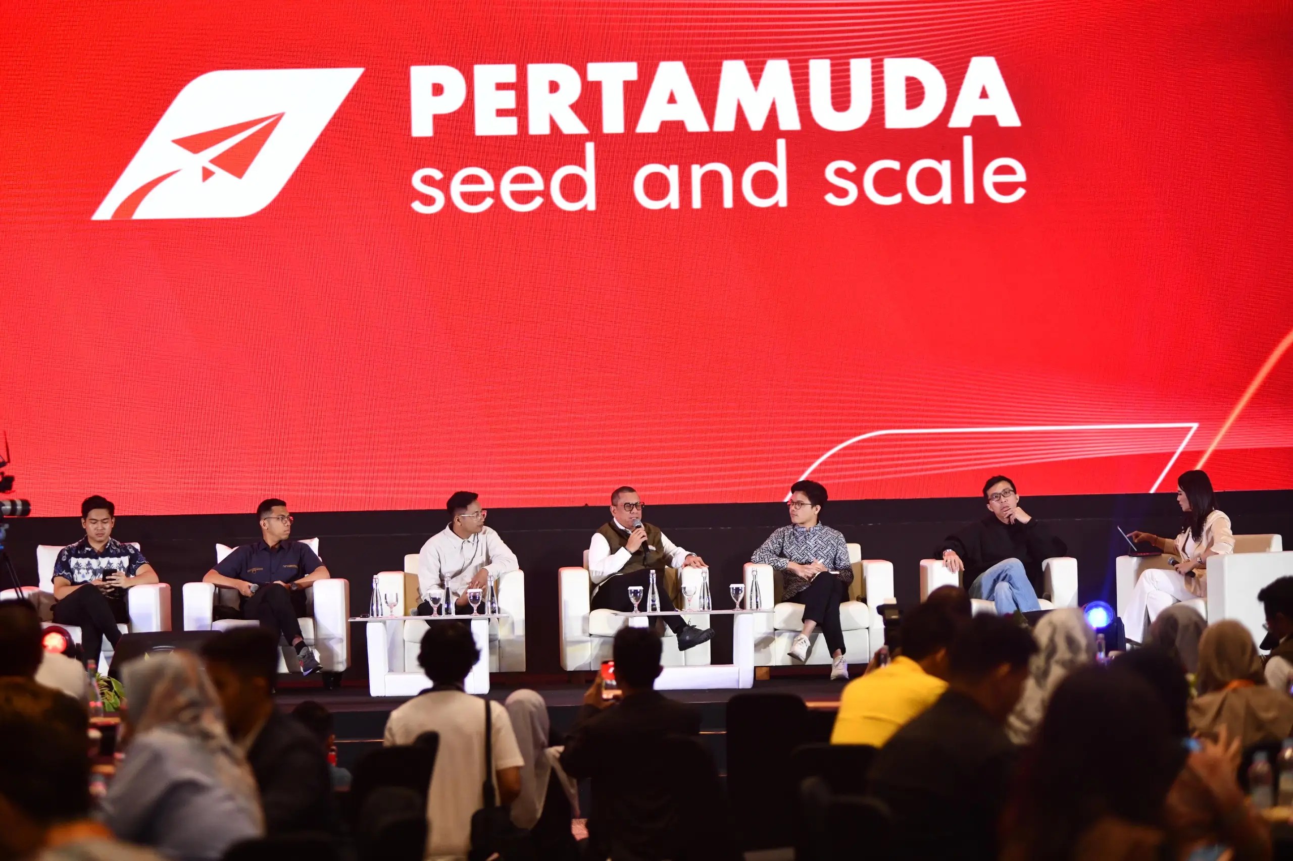VP Stakeholder Relations Pertamina Rifky Rakhman Yusuf, Influencer dr. Tirta Mandira Hudhi bersama para pemenang Pertamuda menjadi Narasumber yang mengangkat tema From Zero To Hero saat acara Kick Off “Pertamina Goes To Campus 2025” yang diselenggarakan di Gedung Grha Pertamina Jakarta pada Kamis (10/7/2025). (Foto: Dok. Pertamina)
