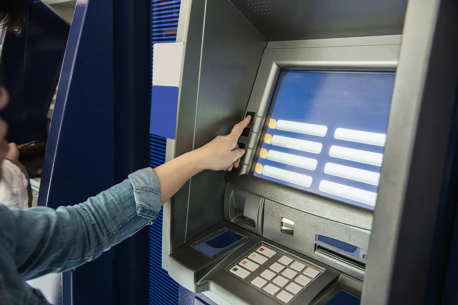 Foto: Ilustrasi Transaksi di ATM (freepik.com photo by jcomp)
