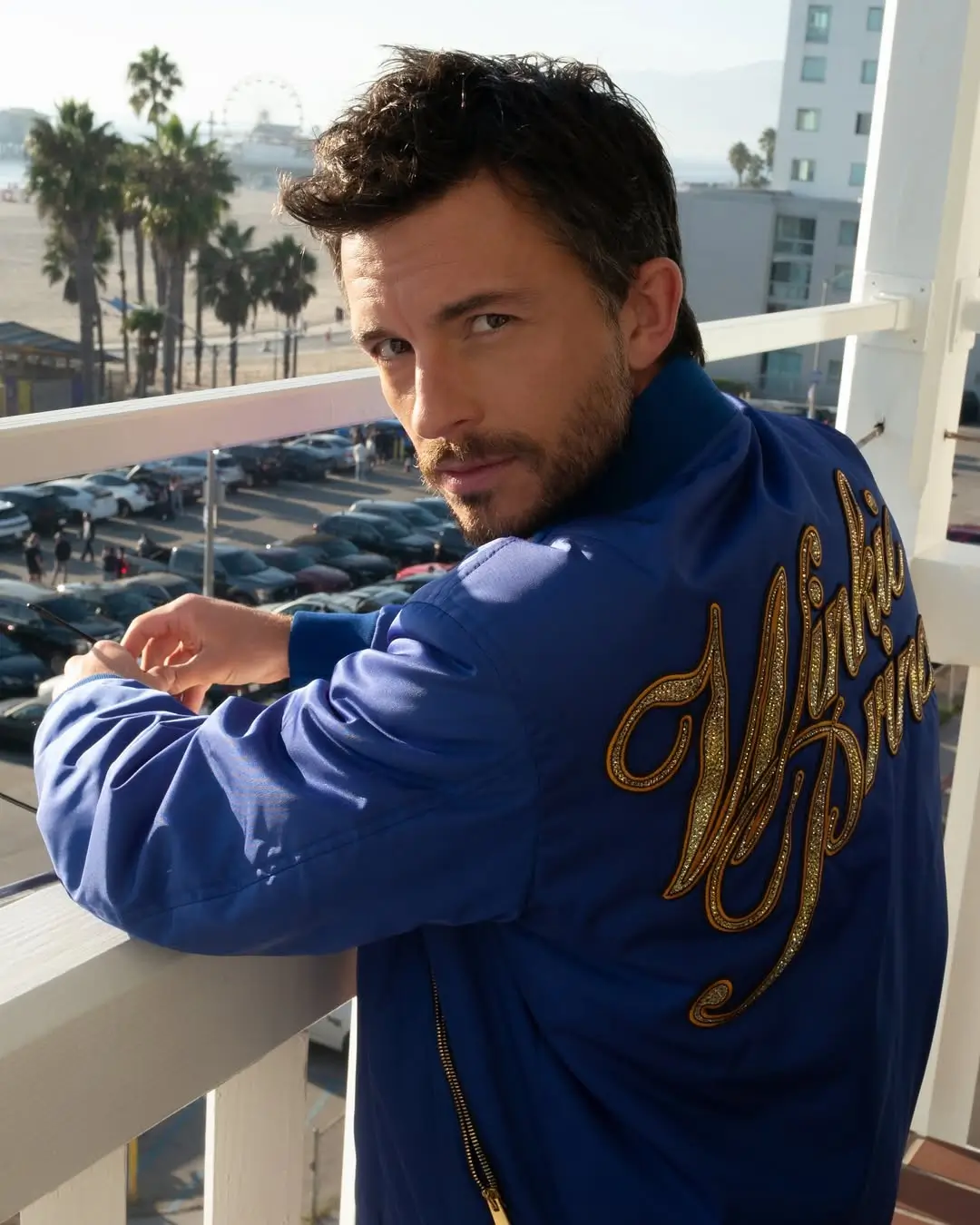 Naik Daun  Jonathan Bailey Raih Kesuksesan Besar Bintangi  Bridgerton    Wicked   hingga  Jurassic World Rebirth 